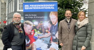 Friedensdorf-Botschafter Uli Preuss (li.) mit Mirko und Dragana Novakovic. (Foto: © Uli Preuss)