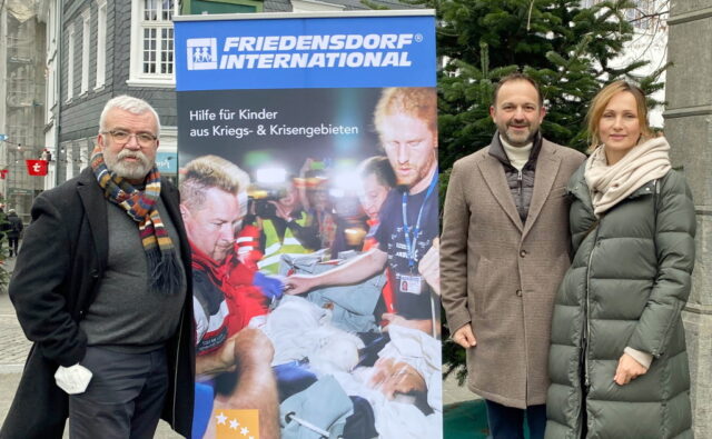 Friedensdorf-Botschafter Uli Preuss (li.) mit Mirko und Dragana Novakovic. (Foto: © Uli Preuss)