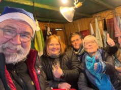 Es freuen sich Friedensdorf-Botschafter (v.li.) Uli Preuss und drei der Helferinnen: Cerstin Tschirner, Gaby Hainmüller und Annemarie Kister-Preuss. (Foto: © Friedensdorf International)