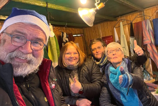 Es freuen sich Friedensdorf-Botschafter (v.li.) Uli Preuss und drei der Helferinnen: Cerstin Tschirner, Gaby Hainmüller und Annemarie Kister-Preuss. (Foto: © Friedensdorf International)