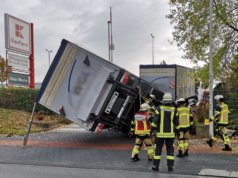 Beim Einfahren auf den Parkplatz des Lebensmittelmarktes Kaufland übersah ein LKW-Fahrer einen Pflanzenkübel. Der Anhänger seines Gespanns blieb dort hängen und drohte umzukippen. (Foto: © Feuerwehr Solingen)