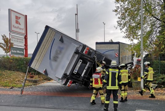 Beim Einfahren auf den Parkplatz des Lebensmittelmarktes Kaufland übersah ein LKW-Fahrer einen Pflanzenkübel. Der Anhänger seines Gespanns blieb dort hängen und drohte umzukippen. (Foto: © Feuerwehr Solingen)