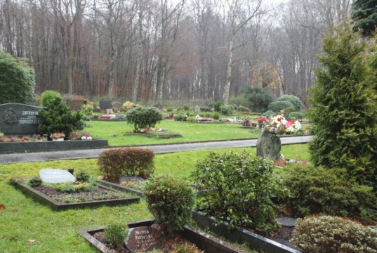 Am kommenden Donnerstag, 28. Juni, überprüft die städtische Friedhofsverwaltung stehende Grabsteine auf ihre Standsicherheit. (Archivfoto: © Bastian Glumm)