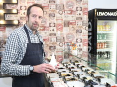Kadir Aktas ist Inhaber von „Frohgurt“ und eröffnete sein Café 2014 in den Clemens-Galerien. 2019 zog er an die Hauptstraße um und bietet Frozen Yogurt dort an. (Foto: © Bastian Glumm)