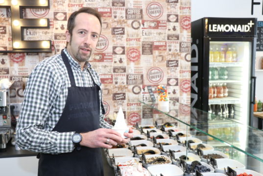 Kadir Aktas ist Inhaber von „Frohgurt“ und eröffnete sein Café 2014 in den Clemens-Galerien. 2019 zog er an die Hauptstraße um und bietet Frozen Yogurt dort an. (Foto: © Bastian Glumm)