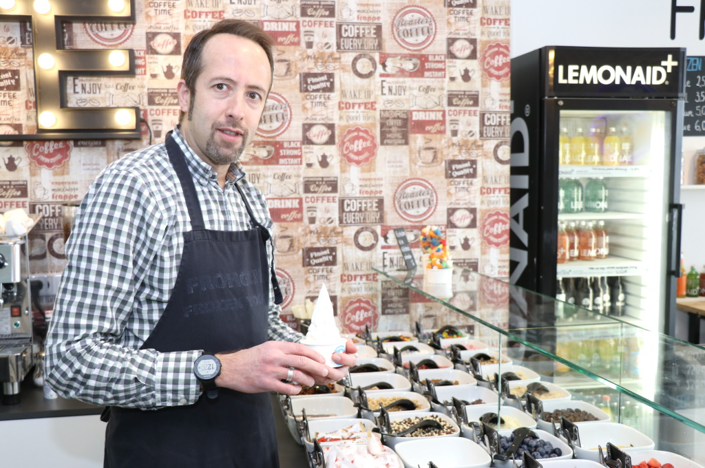 Kadir Aktas ist Inhaber von „Frohgurt“ und eröffnete sein Café 2014 in den Clemens-Galerien. 2019 zog er an die Hauptstraße um und bietet Frozen Yogurt dort an. (Foto: © Bastian Glumm)