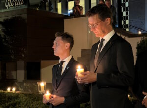 Oberbürgermeister Daniel Flemm (li.) und NRW-Ministerpräsident Hendrik Wüst mit Kerzen während des Gedenkens an die Opfer des Messeranschlags vom 23. August 2024. (Foto: © Stadt Solingen)