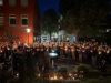 Rund 150 Menschen kamen am Sonntagabend am Gedenkstein vor der Evangelischen Stadtkirche zusammen, um gemeinsam der Opfer des Anschlags auf dem Fronhof zu gedenken. (Foto: © Stadt Solingen)