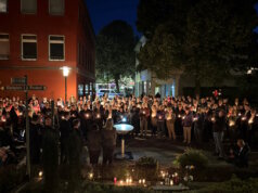 Rund 150 Menschen kamen am Sonntagabend am Gedenkstein vor der Evangelischen Stadtkirche zusammen, um gemeinsam der Opfer des Anschlags auf dem Fronhof zu gedenken. (Foto: © Stadt Solingen)