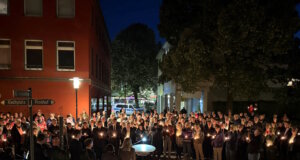 Rund 150 Menschen kamen am Sonntagabend am Gedenkstein vor der Evangelischen Stadtkirche zusammen, um gemeinsam der Opfer des Anschlags auf dem Fronhof zu gedenken. (Foto: © Stadt Solingen)