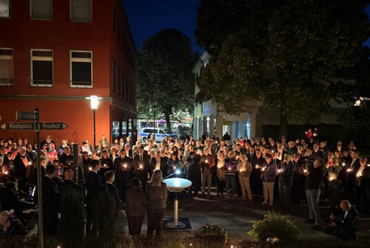 Rund 150 Menschen kamen am Sonntagabend am Gedenkstein vor der Evangelischen Stadtkirche zusammen, um gemeinsam der Opfer des Anschlags auf dem Fronhof zu gedenken. (Foto: © Stadt Solingen)
