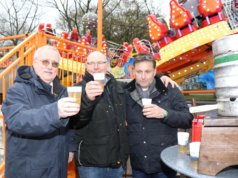 Eröffneten die Frühjahrskirmes am Freitag auf dem Weyersberg und ließen ein Fässchen Freibier springen: v.li. Bezirksbürgermeister Richard Schmidt mit Thorsten Dierichs und Wilfried Hoffmann vom Schaustellerverband Rhein-Ruhr-Wupper Solingen. (Foto: © Bastian Glumm)