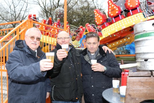 Eröffneten die Frühjahrskirmes am Freitag auf dem Weyersberg und ließen ein Fässchen Freibier springen: v.li. Bezirksbürgermeister Richard Schmidt mit Thorsten Dierichs und Wilfried Hoffmann vom Schaustellerverband Rhein-Ruhr-Wupper Solingen. (Foto: © Bastian Glumm)