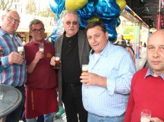 Luden ein zum Fassanstich und zur Eröffnung der Frühjahrskirmes auf dem Parkplatz Weyersberg: v.li. Schausteller Thorsten Dierichs, Frank Decker vom Schaustellerverband, Bezirksbürgermeister Richard Schmidt, Wilfried Hoffmann, Vorsitzender des Schaustellerverbands Rhein-Ruhr-Wupper und Schausteller Ulf Bauermeister. (Foto: © B. Glumm)