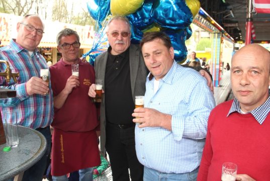 Luden ein zum Fassanstich und zur Eröffnung der Frühjahrskirmes auf dem Parkplatz Weyersberg: v.li. Schausteller Thorsten Dierichs, Frank Decker vom Schaustellerverband, Bezirksbürgermeister Richard Schmidt, Wilfried Hoffmann, Vorsitzender des Schaustellerverbands Rhein-Ruhr-Wupper und Schausteller Ulf Bauermeister. (Foto: © B. Glumm)