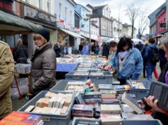 Zum Brückenfest findet in Ohligs am Sonntag wieder der beliebte Büchermarkt statt. Von 11 18 Uhr präsentieren ein Dutzend Antiquariate aus Nah und Fern Schmöker zu allen erdenklichen Themen. (Archivfoto: © Martina Hörle)