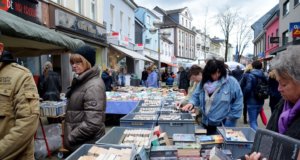 Zum Brückenfest findet in Ohligs am Sonntag wieder der beliebte Büchermarkt statt. Von 11 18 Uhr präsentieren ein Dutzend Antiquariate aus Nah und Fern Schmöker zu allen erdenklichen Themen. (Archivfoto: © Martina Hörle)