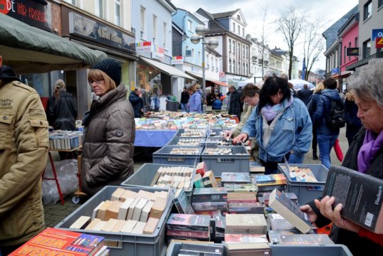 Zum Brückenfest findet in Ohligs am Sonntag wieder der beliebte Büchermarkt statt. Von 11 18 Uhr präsentieren ein Dutzend Antiquariate aus Nah und Fern Schmöker zu allen erdenklichen Themen. (Archivfoto: © Martina Hörle)