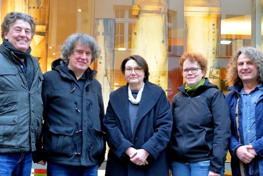 Sowohl Organisatoren als auch Künstler sind bis zum Start des Frühlingserwachens ständig unterwegs. Zum ersten Mal gibt es bei der Veranstaltung einen Künstlermarkt. v. li. Timm Kronenberg, city art project, Frank Göllmann, Künstler, Brigitte Kiekenap, Vorsitzende der OWG, Frauke Pohlmann, Schriftführerin der OWG und Zoran Velinov, Künstler. (Foto: © Martina Hörle)