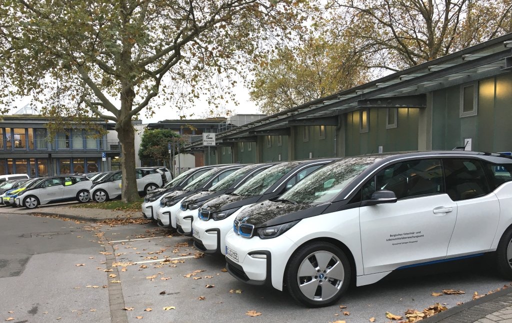 14 Elektro-Kleinwagen des Typs BMW i3 120Ah gehen jetzt bei der Stadt Solingen in den Einsatz, weitere E-Autos sind bestellt. (Foto: © Stadt Solingen)