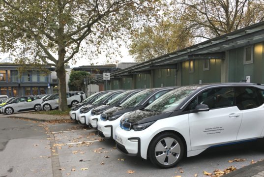 14 Elektro-Kleinwagen des Typs BMW i3 120Ah gehen jetzt bei der Stadt Solingen in den Einsatz, weitere E-Autos sind bestellt. (Foto: © Stadt Solingen)