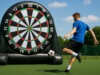 Fußball Darts bringt Bewegung in Veranstaltungen. Wie das Riesenspiel funktioniert, warum es alle Generationen begeistert. (Bild: Open AI)
