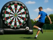 Fußball Darts bringt Bewegung in Veranstaltungen. Wie das Riesenspiel funktioniert, warum es alle Generationen begeistert. (Bild: Open AI)
