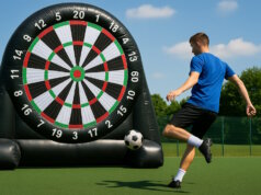 Fußball Darts bringt Bewegung in Veranstaltungen. Wie das Riesenspiel funktioniert, warum es alle Generationen begeistert. (Bild: Open AI)