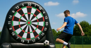 Fußball Darts bringt Bewegung in Veranstaltungen. Wie das Riesenspiel funktioniert, warum es alle Generationen begeistert. (Bild: Open AI)