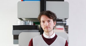 Fynn Ribbeck erhält den Bergischen Kunstpreis 2025 für seine Videoarbeit „An Eggshell Mind“. Die Ausstellung läuft vom 27.9. bis 2.11. in Solingen. (Foto: © Kunstmuseum Solingen)