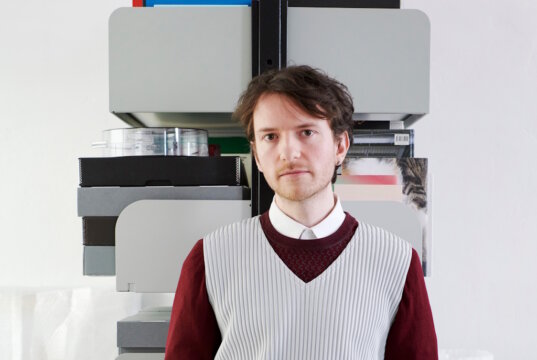 Fynn Ribbeck erhält den Bergischen Kunstpreis 2025 für seine Videoarbeit „An Eggshell Mind“. Die Ausstellung läuft vom 27.9. bis 2.11. in Solingen. (Foto: © Kunstmuseum Solingen)