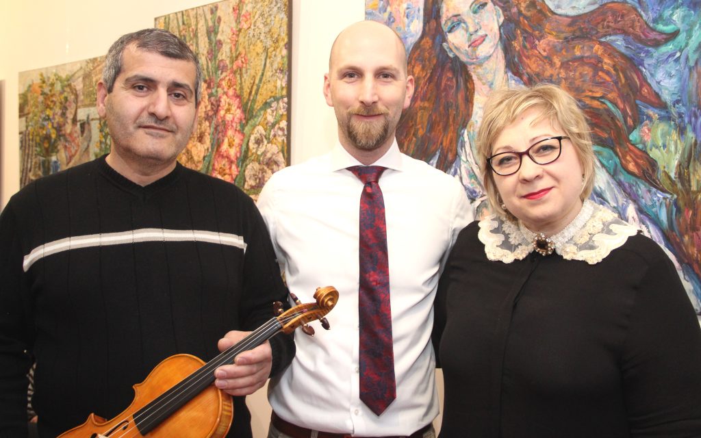 Eröffneten am Freitagabend gemeinsam die Kunstausstellung in der Galerie WILLIS Art: v.li. Kamo Margaryan mit der Meistergeige, Thomas Willis und Nadezhda Stupina. (Foto: © B. Glumm)