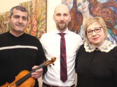 Eröffneten am Freitagabend gemeinsam die Kunstausstellung in der Galerie WILLIS Art: v.li. Kamo Margaryan mit der Meistergeige, Thomas Willis und Nadezhda Stupina. (Foto: © B. Glumm)
