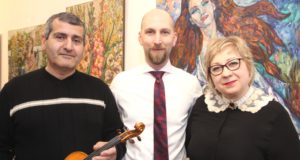 Eröffneten am Freitagabend gemeinsam die Kunstausstellung in der Galerie WILLIS Art: v.li. Kamo Margaryan mit der Meistergeige, Thomas Willis und Nadezhda Stupina. (Foto: © B. Glumm)