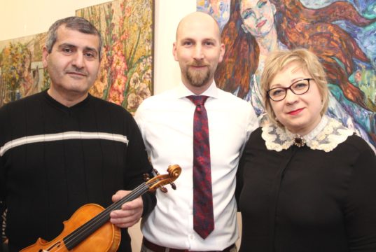 Eröffneten am Freitagabend gemeinsam die Kunstausstellung in der Galerie WILLIS Art: v.li. Kamo Margaryan mit der Meistergeige, Thomas Willis und Nadezhda Stupina. (Foto: © B. Glumm)