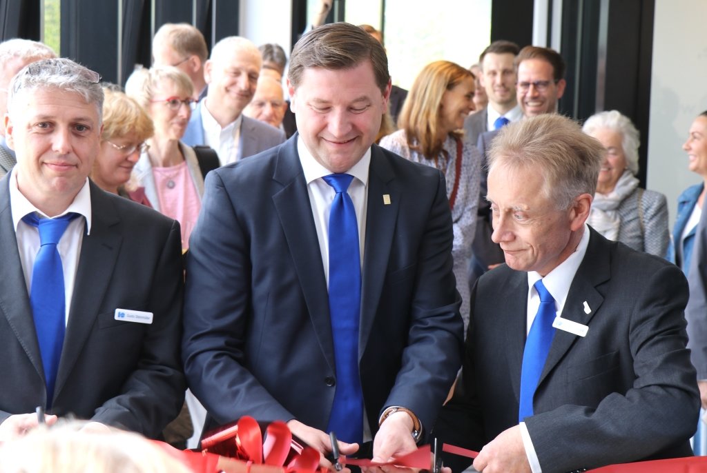 Der Moment der Wahrheit: Oberbürgermeister Tim Kurzbach setzte die Schere an und durchtrennte gemeinsam mit Guido Steinmüller (li.) und Dr. Frank Lungenstraß von der Walter-Horn-Gesellschaft die Banderole zum brandneuen Planetarium. (Foto: © Bastian Glumm)