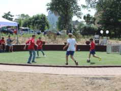 Auf dem kreisrunden Bolzplatz an der Hochstraße wird bereits seit einiger Zeit gekickt. Am Freitag wurde der "Planetenweg" offiziell eröffnet. (Foto: © B. Glumm)