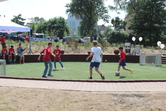 Auf dem kreisrunden Bolzplatz an der Hochstraße wird bereits seit einiger Zeit gekickt. Am Freitag wurde der "Planetenweg" offiziell eröffnet. (Foto: © B. Glumm)