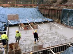 Stück für Stück wächst das Galileum in Ohligs: Der Beton ist gegossen und größtenteils bereits geglättet, in einem Areal sind die Bauarbeiter noch mit der Glättung beschäftigt. (Foto: © Guido Steinmüller)