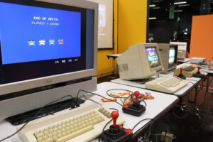 Nostalgisch geht es in Halle 10 der gamescom zu: Dort darf in der "retro area" am guten alten C-64, am Amiga oder an anderen Altertümchen gezockt werden. (Foto: © Bastian Glumm)