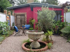 Beim Betreten des Gartenzimmers Marrakesch fällt der Blick auf einen großen Brunnen und auf den Schatten spendenden Olivenbaum daneben. (Foto: © Martina Hörle)