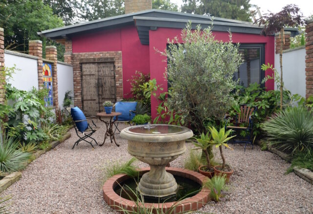 Beim Betreten des Gartenzimmers Marrakesch fällt der Blick auf einen großen Brunnen und auf den Schatten spendenden Olivenbaum daneben. (Foto: © Martina Hörle)