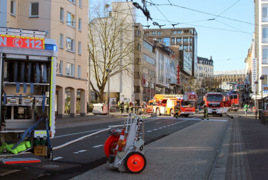 Gasuastritt in einem Gebäude am Entenpfuhl: Die Feuerwehr musste am Montagnachmittag 25 Hausbewohner evakuieren. (Foto: © Das SolingenMagazin)