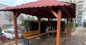 Der neue Pavillon mit Sitzmöglichkeiten auf dem Vorplatz des Vereinsgebäudes an der Rolandstraße. Der Verein „Wir in der Hasseldelle“ bietet Jugendlichen und jungen Menschen eine Aufenthaltsmöglichkeit zum Zusammensein – das Angebot wird unterstützt durch die GCP Foundation (Foto: © "Wir in der Hasseldelle")