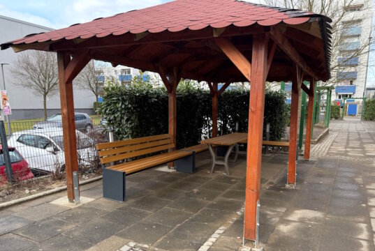 Der neue Pavillon mit Sitzmöglichkeiten auf dem Vorplatz des Vereinsgebäudes an der Rolandstraße. Der Verein „Wir in der Hasseldelle“ bietet Jugendlichen und jungen Menschen eine Aufenthaltsmöglichkeit zum Zusammensein – das Angebot wird unterstützt durch die GCP Foundation (Foto: © "Wir in der Hasseldelle")
