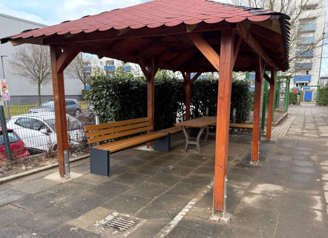 Der neue Pavillon mit Sitzmöglichkeiten auf dem Vorplatz des Vereinsgebäudes an der Rolandstraße. Der Verein „Wir in der Hasseldelle“ bietet Jugendlichen und jungen Menschen eine Aufenthaltsmöglichkeit zum Zusammensein – das Angebot wird unterstützt durch die GCP Foundation (Foto: © 