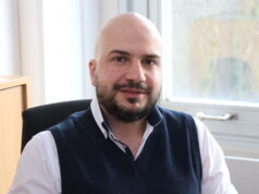 Salah Edden Alhalabi kam 2018 aus Syrien nach Solingen. Der 45-jährige Architekt wurde aus einem laufenden Praktikum bei der Stadt Solingen fest im Gebäudemanagement angestellt. (Foto: © Bastian Glumm)