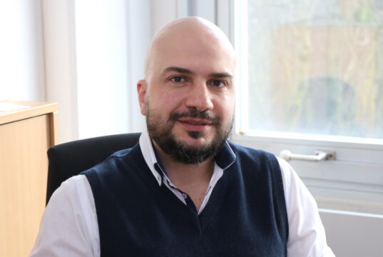 Salah Edden Alhalabi kam 2018 aus Syrien nach Solingen. Der 45-jährige Architekt wurde aus einem laufenden Praktikum bei der Stadt Solingen fest im Gebäudemanagement angestellt. (Foto: © Bastian Glumm)