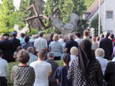 Rund 300 Solingerinnen und Solinger kamen gestern am Mahnmal am Mildred-Scheel-Berufskolleg zusammen, um der Opfer des Brandanschlags von vor 24 Jahren zu gedenken. (Foto: © B. Glumm)