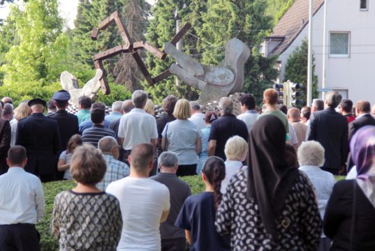 Rund 300 Solingerinnen und Solinger kamen gestern am Mahnmal am Mildred-Scheel-Berufskolleg zusammen, um der Opfer des Brandanschlags von vor 24 Jahren zu gedenken. (Foto: © B. Glumm)